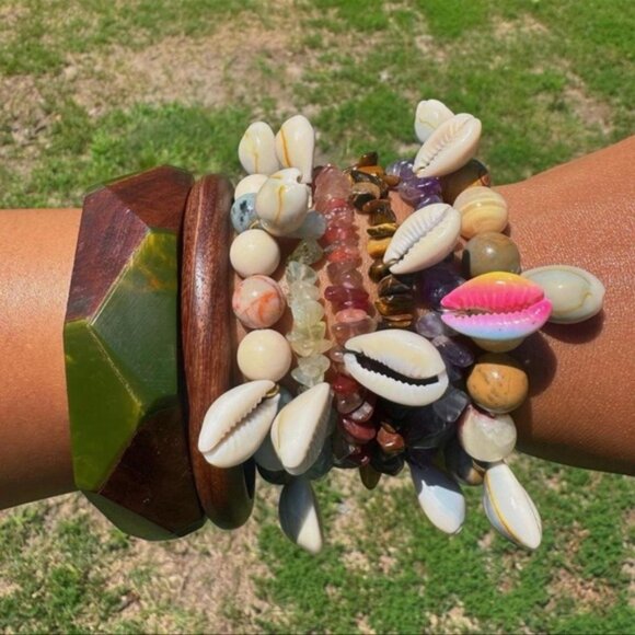 Amethyst Cowrie Shell Crystal Bead Bracelet - Picture 2 of 5